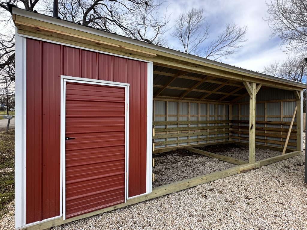 Outside looking into the 10x22 stall area